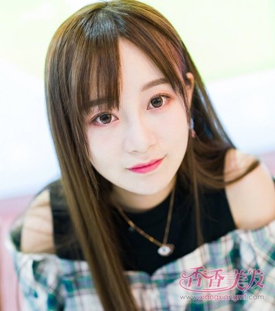 大脸女生直刘海长直发发型