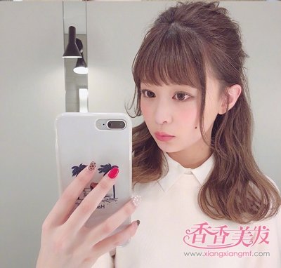 就是脸型有点大,不适合梳完全露颜的发型,这款日系风女生齐刘海双蜈蚣