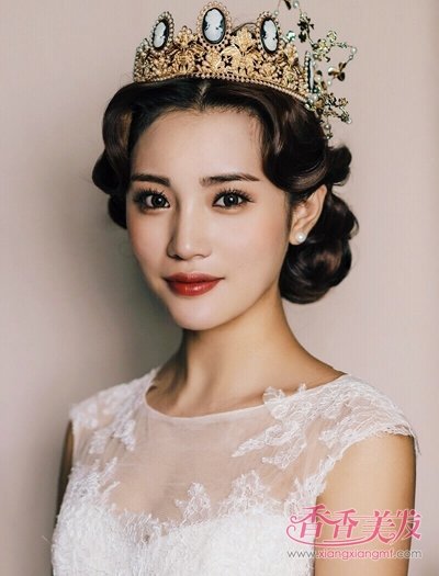 别低头你的皇冠会掉 2018最美新娘皇冠盘发发型(2)