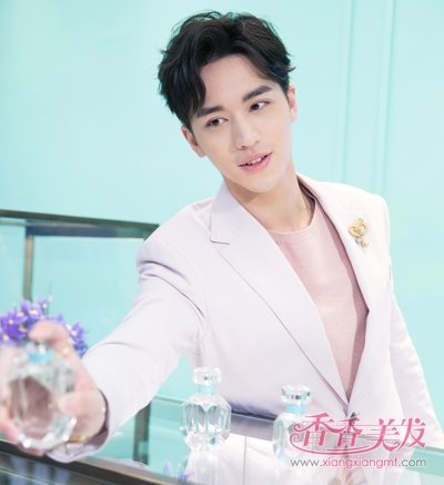 男生黑色偏分头 短发烫发发型