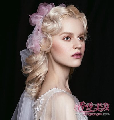 想要打造圣洁高贵形象的新娘,这款2018年流行的欧美复古新娘头纱发型