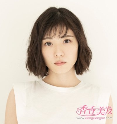 这次松冈茉优将短发染成栗色之后,微微烫卷,让短发具有优美卷曲线条