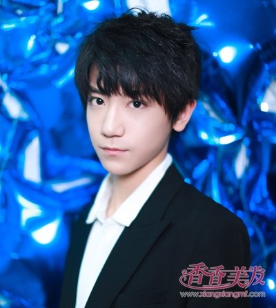 首页 流行发型 学生发型 初中小男生黑色发型安利 清新时尚暑假来一款
