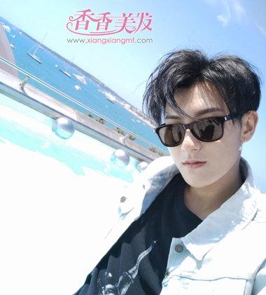 时尚派男士带刘海的侧分头发型2018男生头发两侧分层剪造型示范