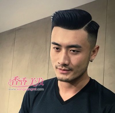 男生三七分油头怎么弄 强势回潮的男生侧分复古油头发型千万不要错过