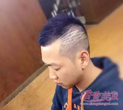 超火的刻痕发型用什么工具 男士寸头侧面做刻痕发型