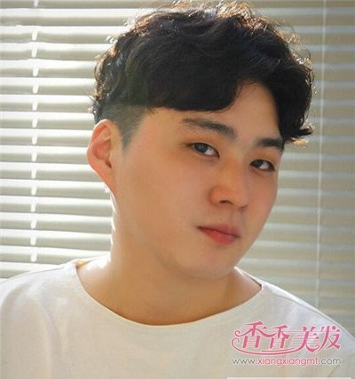 男生偏分短烫发发型