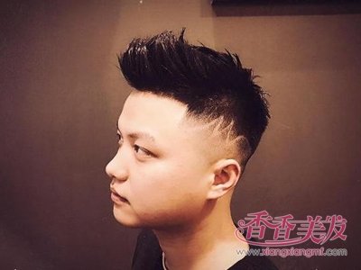 男生短发飞机头刻痕发型这是一款短发飞机头发型,黑色的短发将两侧