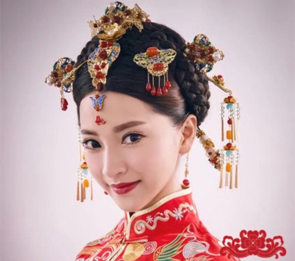 首页 女生发型 新娘发型 婚礼涨姿势,秀禾服这样搭盘发也太美了 2019
