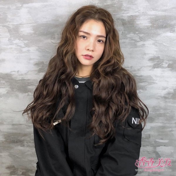 首页 女生发型 卷发 有气质的女神今年最爱复古卷 神秘优雅的复古卷