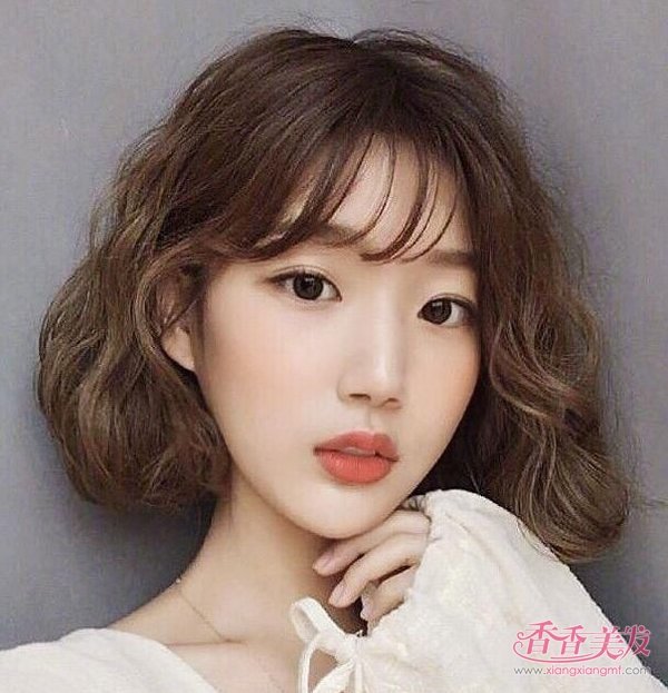2019短发这样烫谁剪谁美 这是一款适合职场女性的中短烫发,三七分梳理