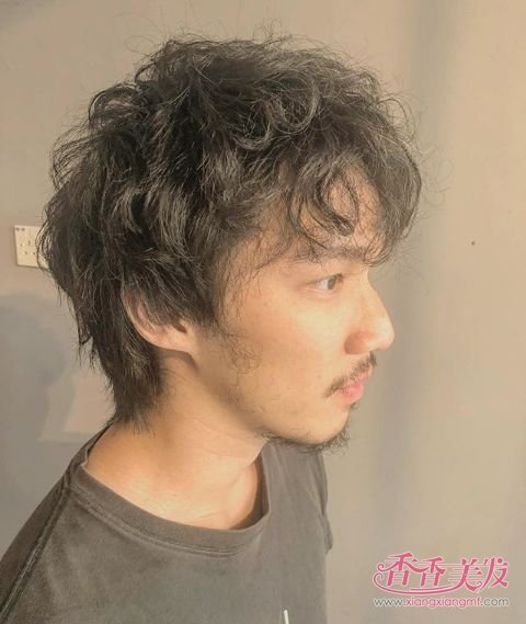 男生最新短烫发快来挑选你的新年发型  黑色的短发将两侧耳朵上方的