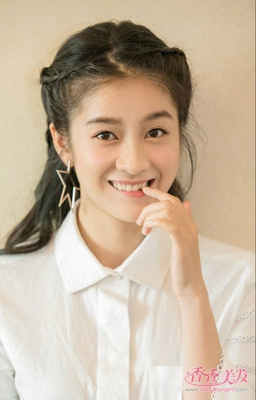 杨桃辫编发也是很适合少女的呢,看张雪迎的这款中分梳理的黑色长直发