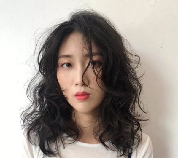 尖头顶适合什么发型 女生最新款发顶蓬松发型图片