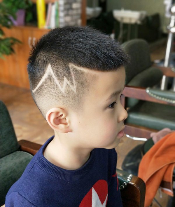 一岁男宝宝发型如何选 小男孩最新款短发就是这么新潮