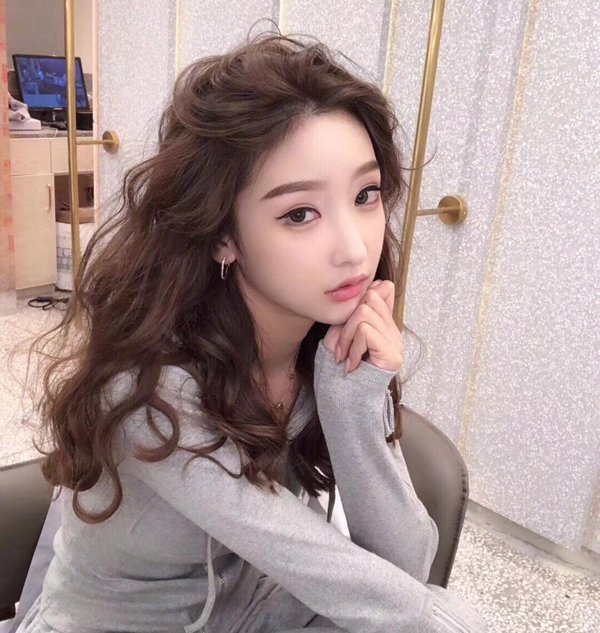 变美年龄不是问题发型更重要 2019女生最流行的长发也
