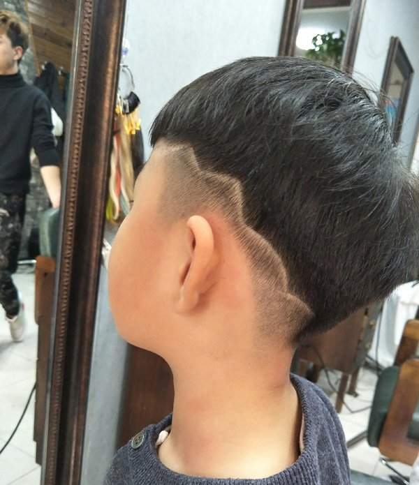 2019最流行的小男孩发型图片  极具男人味的短发寸头小男孩也是可以试