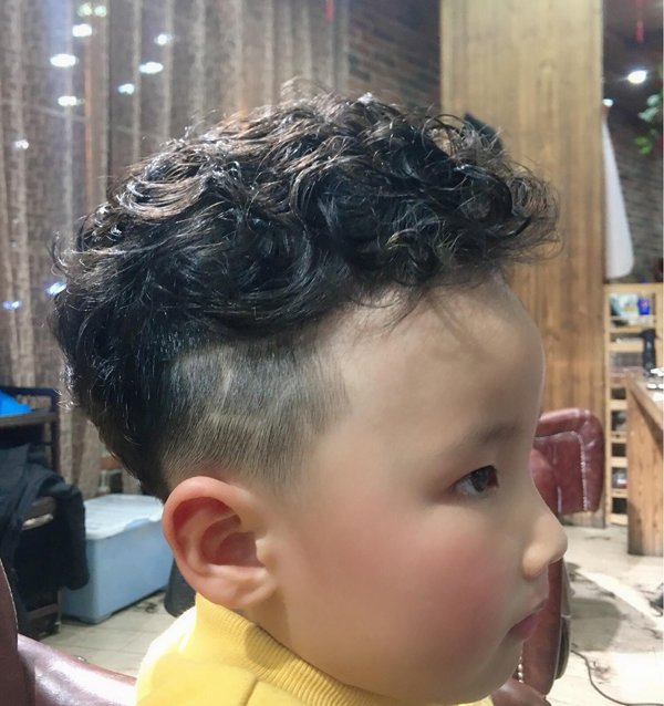 小男孩剪什么发型好看 适合小男孩的新潮短发发型推荐