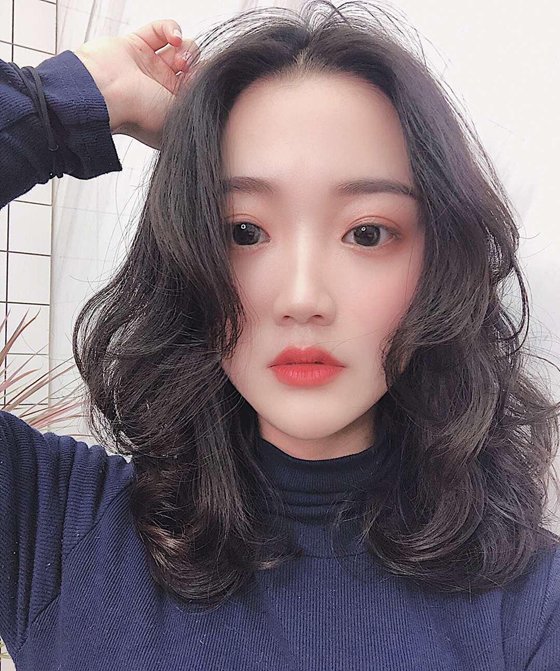 女生中分中长 卷发发型