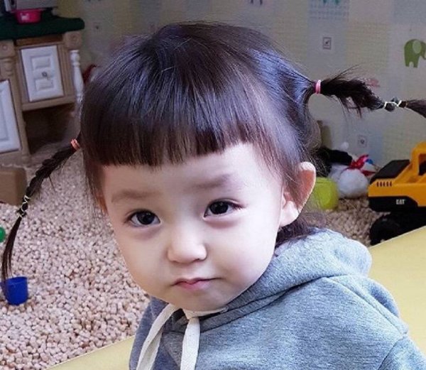 苹果头扎发可是很阔爱的哦,这种扎发也是比较适合短发的,看小女孩的这