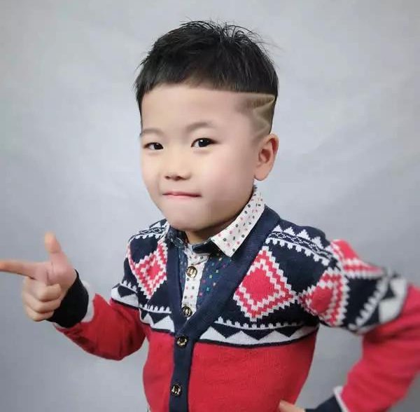 潮妈酷娃赚足回头率 男宝宝吸睛短发发型图片