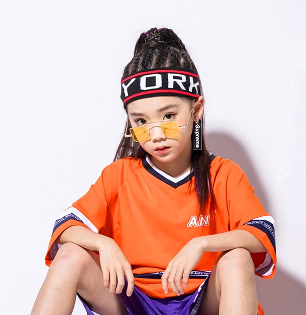 据说发带才是今年最火发饰 女儿童戴发带头发这样梳美的自然又高级