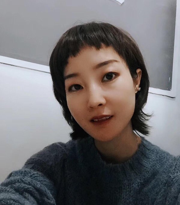 时髦还减龄呢,黑色的短发将额前的刘海做成二次元狗啃式短刘海,两侧做
