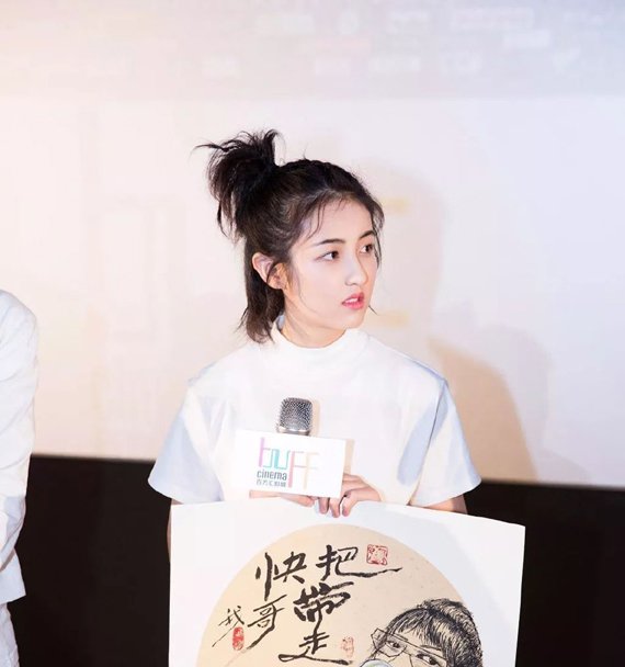 首页 玩发型 扎头发 mini小辫也有大魔力 少女俏皮风小揪揪扎发就是