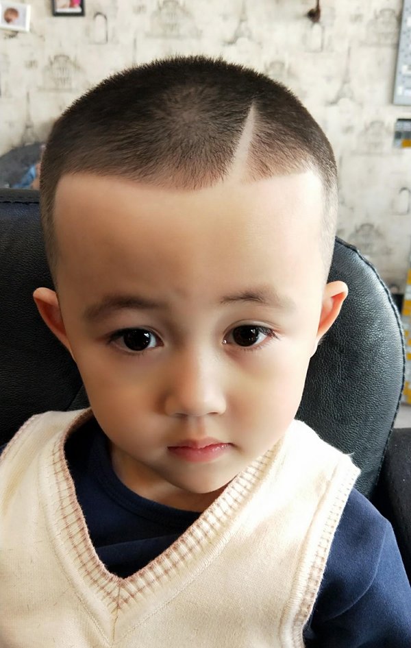 想给男宝宝换发型的辣妈看过来,以前总觉得小男孩的发型款式很少,宝妈