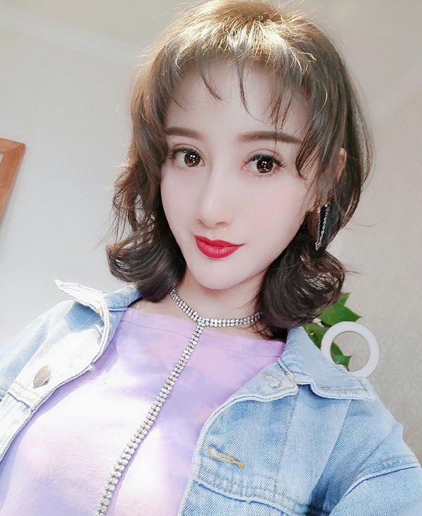 周冬雨特别的喜欢碎短发,有一种别样的灵动感,看她的这款斜刘海梳理