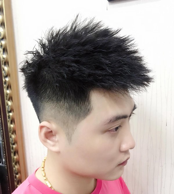 发型好有男人味 型男魅力短发这五款今年很火的 发量少还脸大的男生