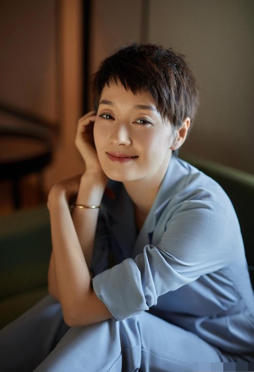 35岁中年女士适合剪什么短发型 女性烫卷优雅大气的短发造型
