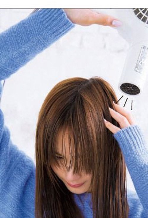 女生怎么用吹风机把头发吹蓬松 掀起文静风情的女生