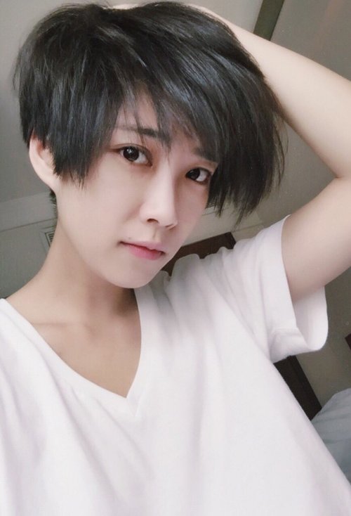 女学生的独特魅力,额头上方剪出的斜刘海部分,给人带来独特魅力短发