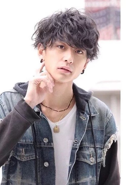 染出的头发颜色衬托肌肤亮白,焕发出别样光彩的男生短发,充满自信帅酷