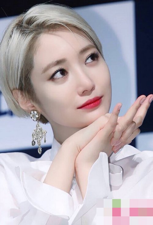 女生短头发梳偏分染银白发色造型