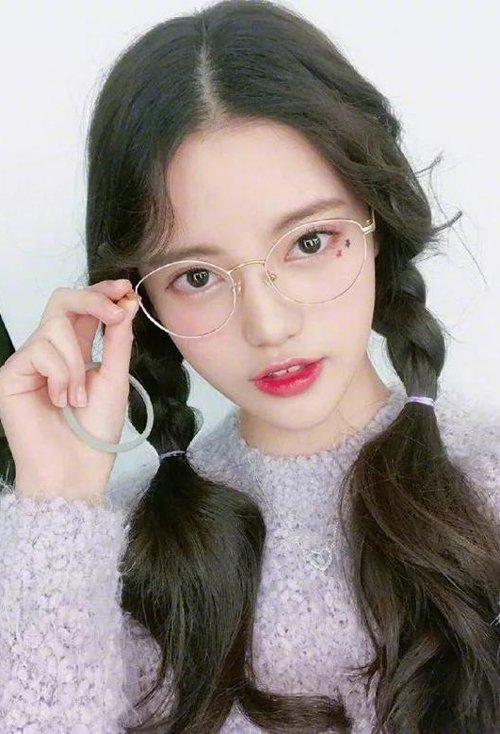 戴眼镜女生卷烫哪些头发好看 花样过夏天的女生卷烫发