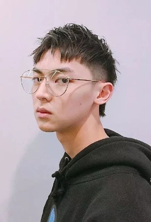 男生两边剃掉的短头发设计 阳光帅酷学生头发型预览