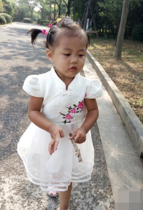 两岁女宝宝短发怎么扎好看 亮眼可爱的小女孩扎发图片