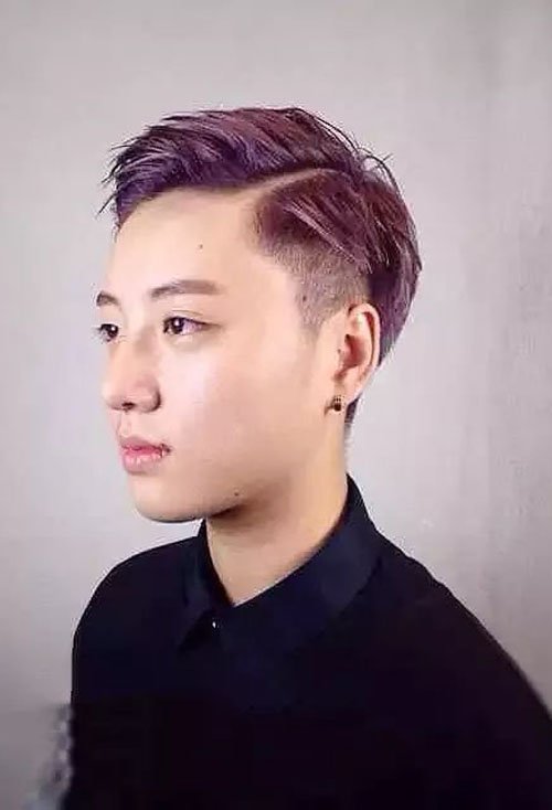 让男生的气质度体现出来,梳理出的偏分头部分更加迷人,两侧头发部分是