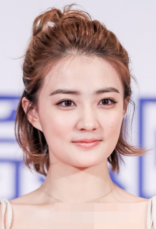 大脸女生短发怎么扎显脸小 干练扎头发做精彩自己