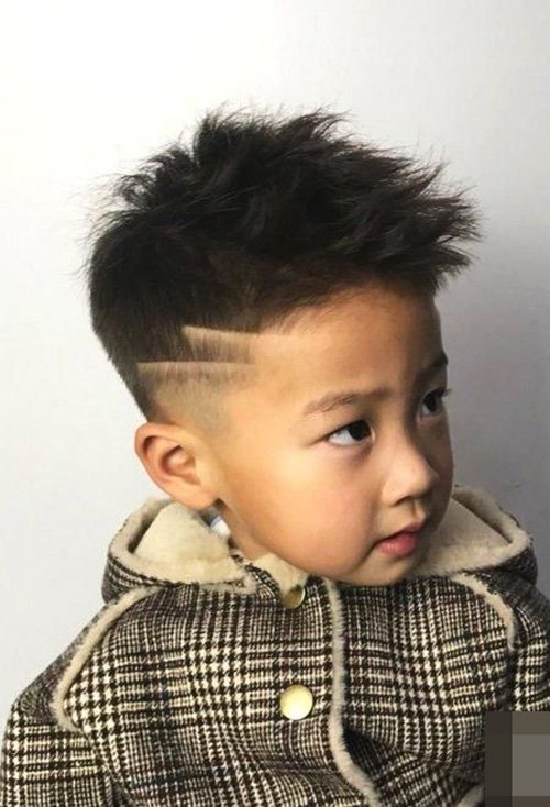 儿童发型 男童两边剃掉的短发图片 五大风格秒间可爱孩发型 小男孩