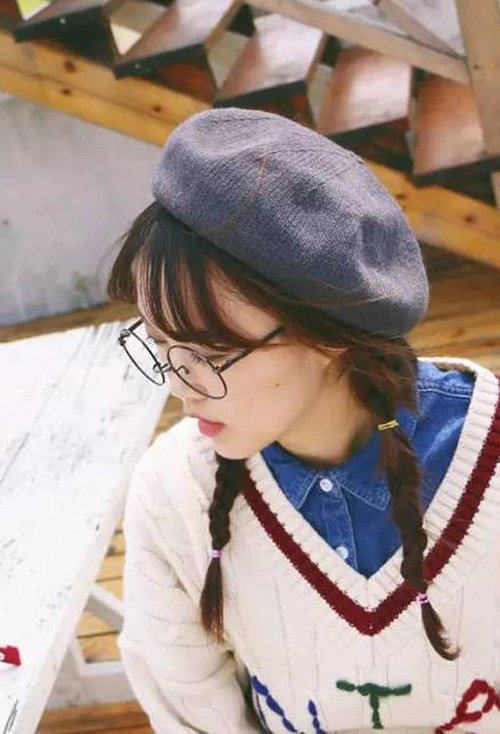 女生中长头发扎发戴帽子发型