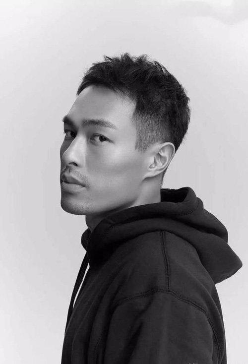 首页 男生发型 男生短发 大脸男生怎样剃短头发好看 今季最流行两边铲