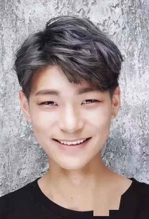 男生三七分纹理烫发造型 不挑脸型的男生短发打造