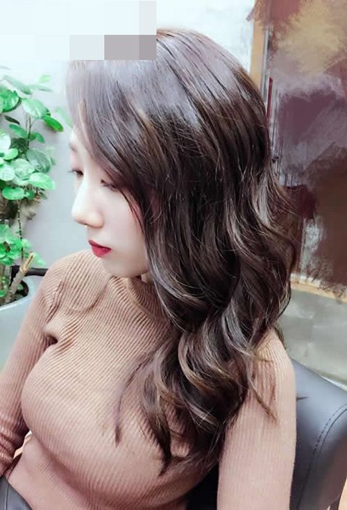 上宽下窄脸型适合的发型 魅力倍增的女生长卷发