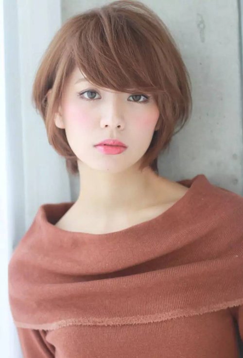 日系温柔款式短头发设计 纯美亮眼的女生卷发图片