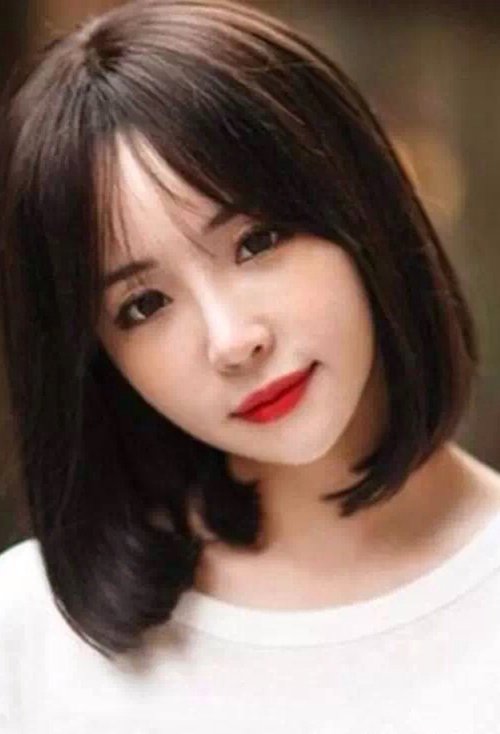 女生齐肩短头发梳中分发型