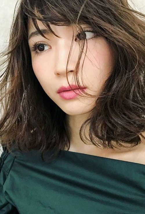 女生卷烫头发剪 斜刘海发型