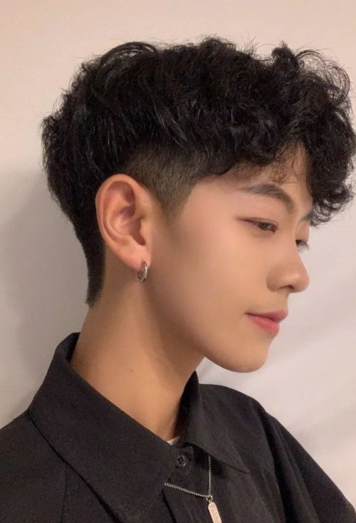烫发发型 清纯校园风短发打造  朦胧浅淡的发色,透露出男生的帅气风采